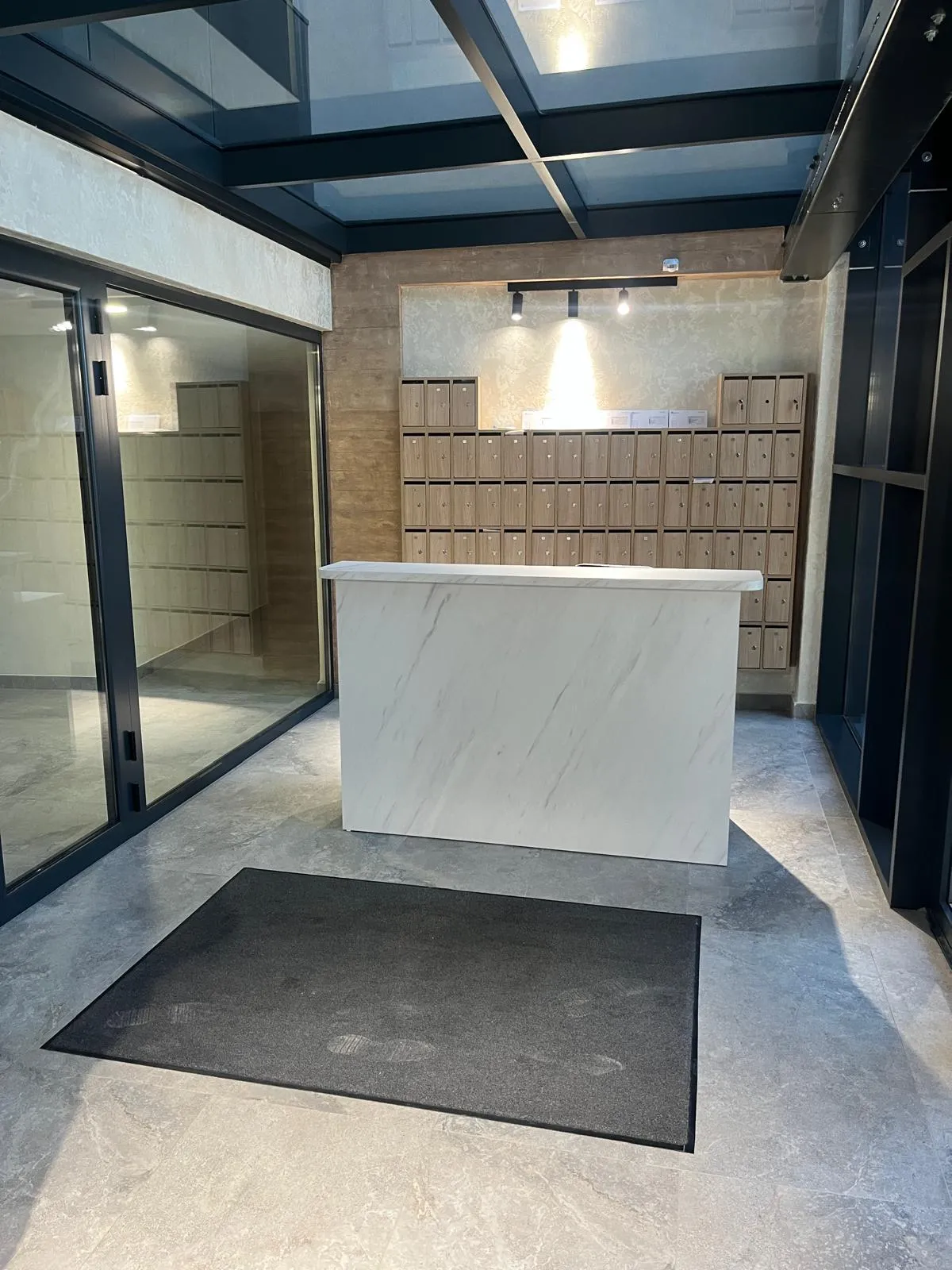 Recepcija sa mermernim pultom
